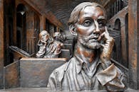 这件精美的青铜艺术品描绘了火车上一位沉思的人物，捕捉到了内省与艺术性