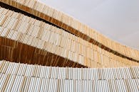 从下方看，现代建筑中白色天花板下的几何极简主义木制结构