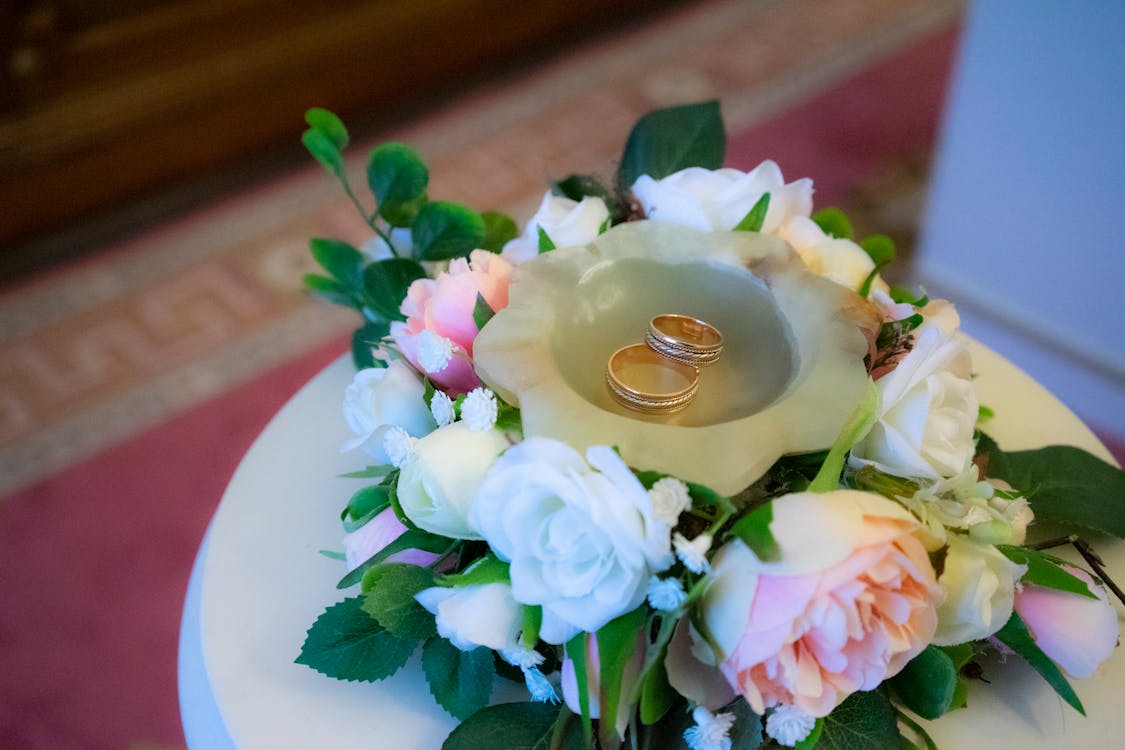 Free Wedding rings on white table Stock Photo