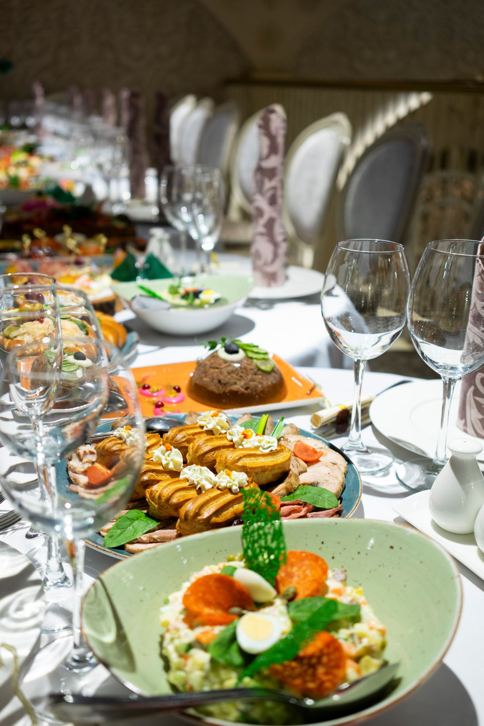 Plat généreux servi au comptoir du bistro
