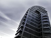 这座引人注目的现代建筑采用玻璃立面，展现了创新的建筑设计