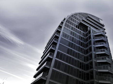 这座引人注目的现代建筑采用玻璃立面，展现了创新的建筑设计