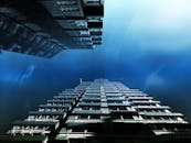 从低角度仰望现代摩天大楼，与充满活力的天空相映成趣，令人惊叹