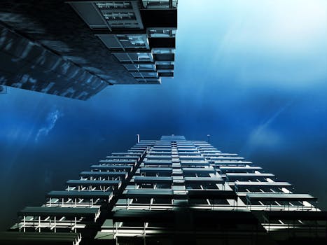 从低角度仰望现代摩天大楼，与充满活力的天空相映成趣，令人惊叹