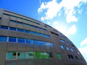 晴朗的蓝天下，现代建筑低角度视图，立面为反光玻璃