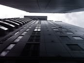 未来派摩天大楼透视图，展现了现代钢铁与玻璃建筑的风貌