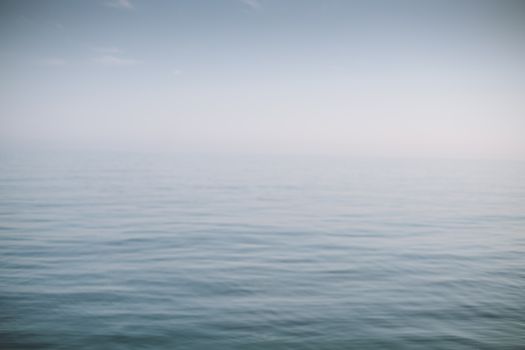 广阔的海洋，海浪轻柔，天空清澈平静，非常适合宁静和自然的主题