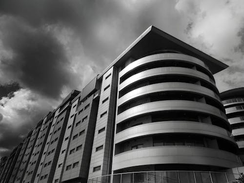 무료 회색 콘크리트 건물의 웜의 눈보기 스톡 사진