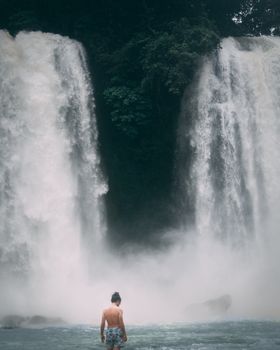 男子在越南欣赏雄伟瀑布风景，捕捉到了旅行癖的精髓