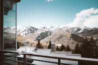 在阳台上俯瞰雄伟山脉，享用咖啡，享受宁静的早晨