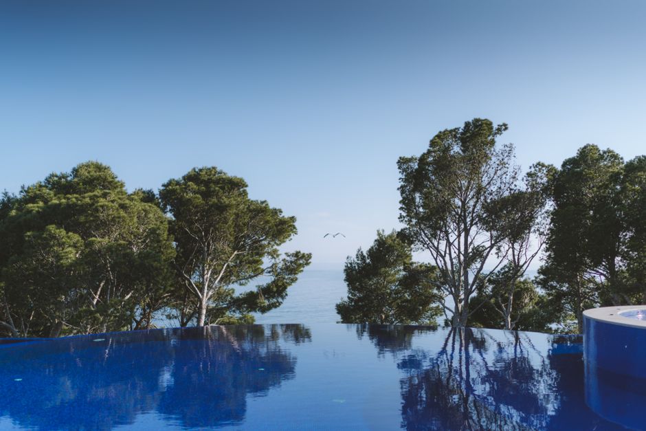 Infinity Pool - swimming pool ideas for backyard