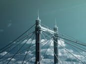 一座现代化的吊桥塔楼映衬在蓝天的云层下