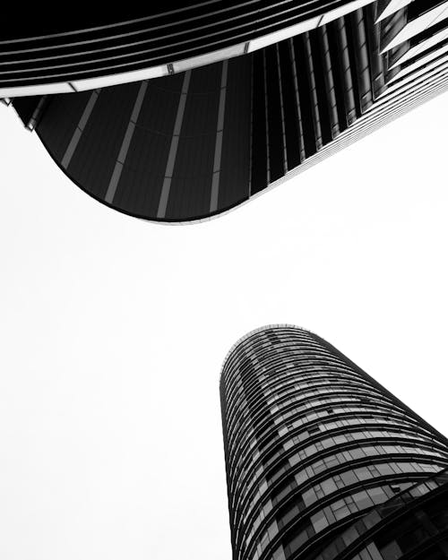 Бесплатное стоковое фото с высокие здания, зрение червей, монохромный