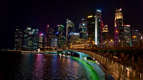 Foto stok gratis air hitam, gedung tinggi, jembatan