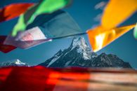 在尼泊尔的喜马拉雅山，雄伟的山峰环绕着充满活力的祈祷旗