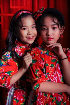 两个穿着充满活力传统服装的女孩，面带开朗的笑容，展现出丰富的文化内涵