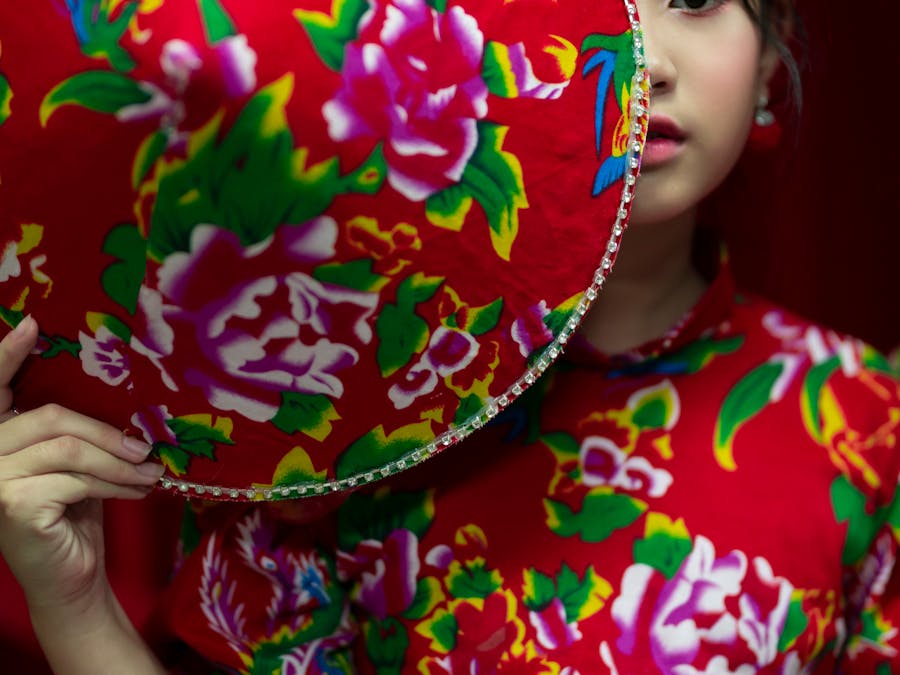 How can a girl look trendy?