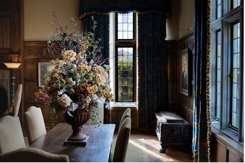 Bouquet De Fleurs Lumineuses Dans L'intérieur De La Chambre De Style Classique
