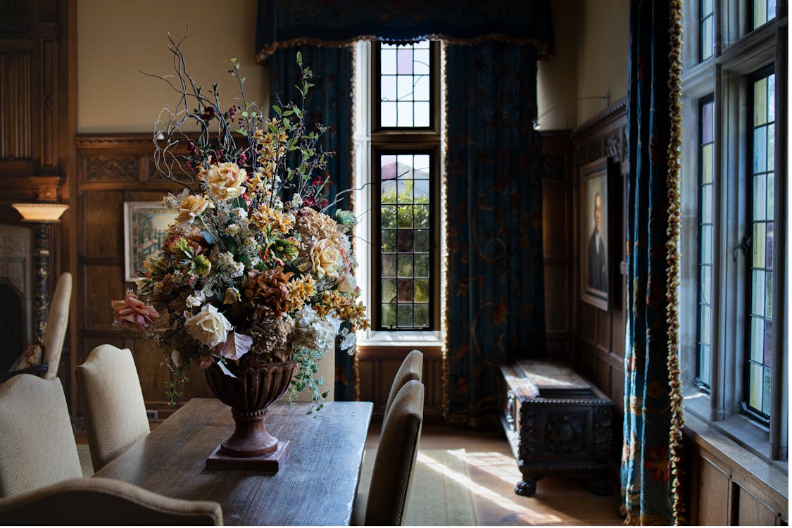 Bright flower bouquet in classic style room interior أنماط التصميم الداخلي