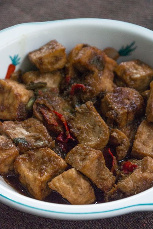 Free Close-up of delicious crispy tofu pieces with red peppers in a bowl, perfect for Asian cuisine lovers. Stock Photo