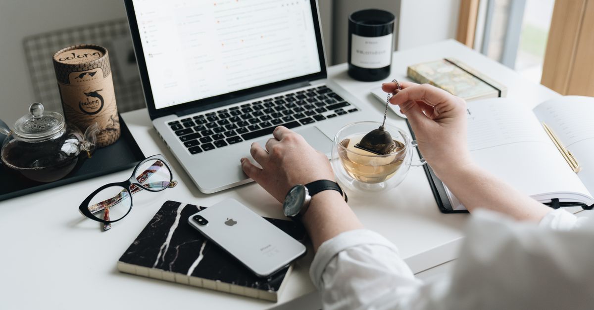 Espaço de trabalho com laptop, representando automações de e-mail configuradas uma vez e executadas sozinhas
