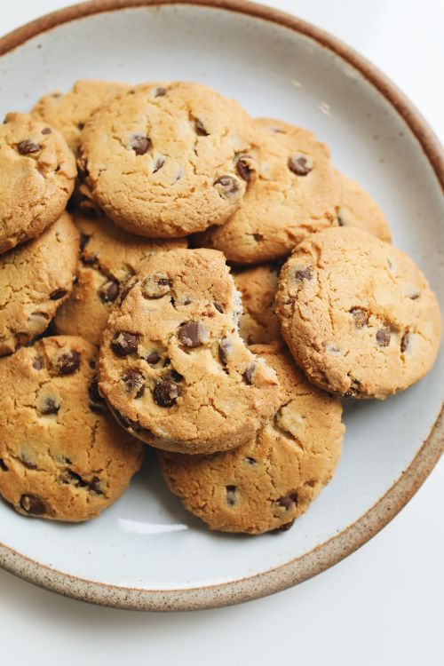 Free A plate of freshly baked homemade chocolate chip cookies, perfect for dessert. Stock Photo