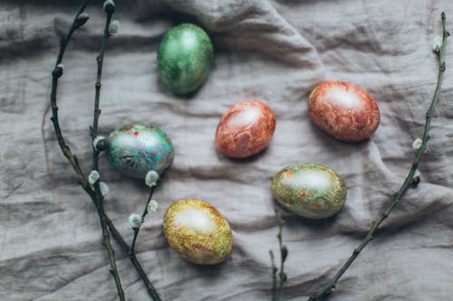 Fotos de stock gratuitas de huevos de Pascua, huevos pintados, vista superior