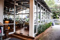 这家现代餐厅设有大玻璃窗和入口，室内设计采用现代风格