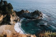 大苏尔崎岖的海岸线、碧绿的海水与壮丽的悬崖鸟瞰图，令人赞叹