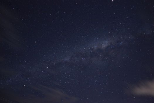 新西兰上空的广阔星空揭示了银河系