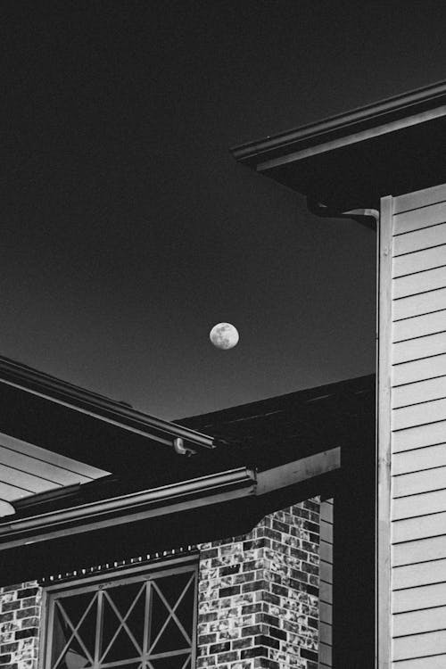 Бесплатное стоковое фото с луна, монохромный, черно-белый