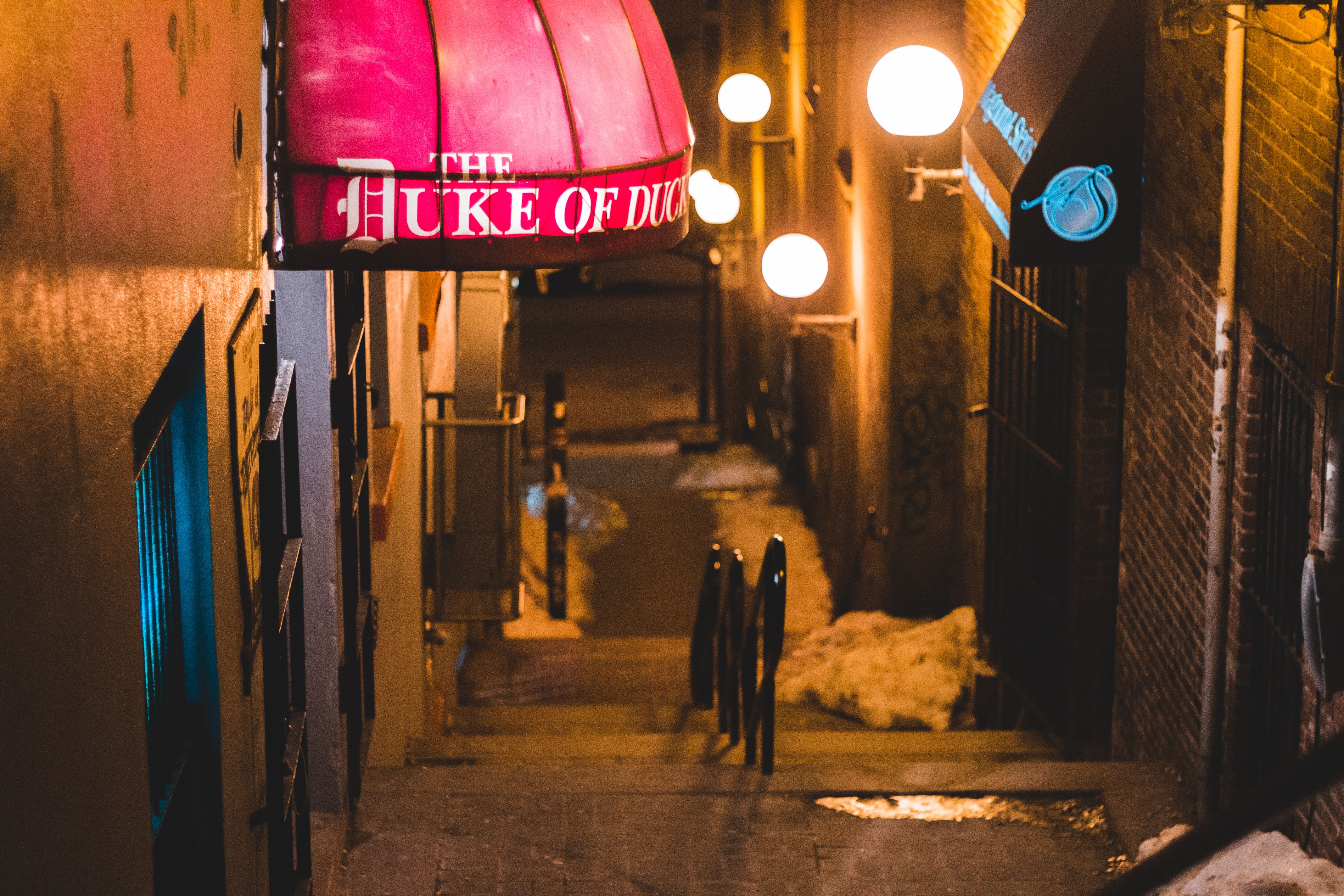 City street with cars and buildings at night · Free Stock Photo