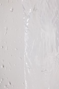 水滴在玻璃窗上的特写视图形成了一种抽象而简约的图案