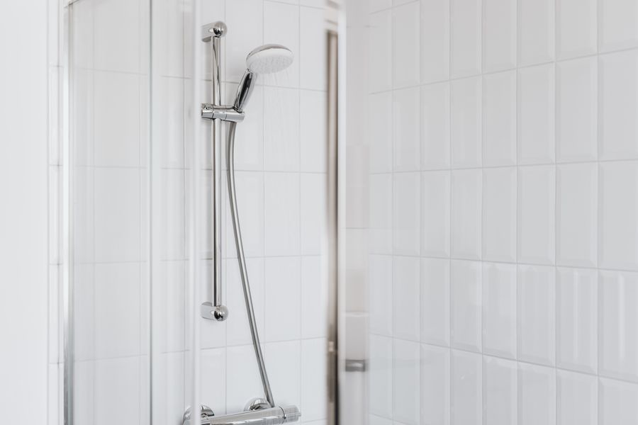 Moderne dusj og sanitærløsning i et lyst baderom
