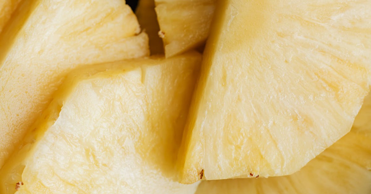 How to eat pineapple pizza meme