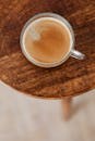 一杯温暖的咖啡放在木桌上，非常适合一个舒适的早晨
