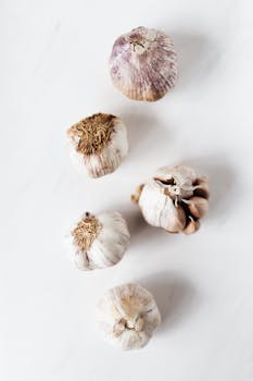 白色大理石背景上，大蒜鳞茎的特写突出自然纹理
