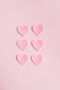 浅粉色背景上，柔和的粉红色心形构成了完美的浪漫主题