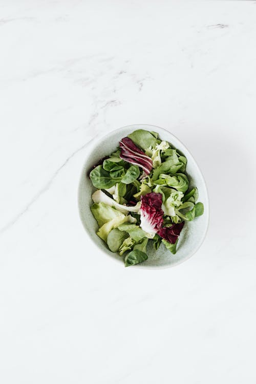 Free Top view of bowl with mix of salads placed on table Stock Photo