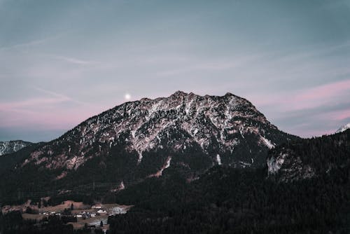 бесплатная Бесплатное стоковое фото с горный пик, горный хребет, мрачное небо Стоковое фото