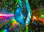 水晶与彩虹光折射出充满活力的光谱效果