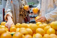 特写：在繁华的市场中挑选新鲜橙子