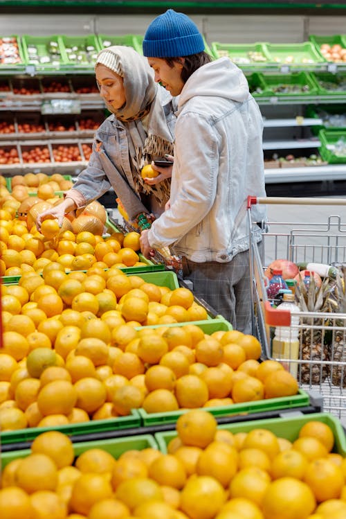 Free Couple Buying Oranges Stock Photo