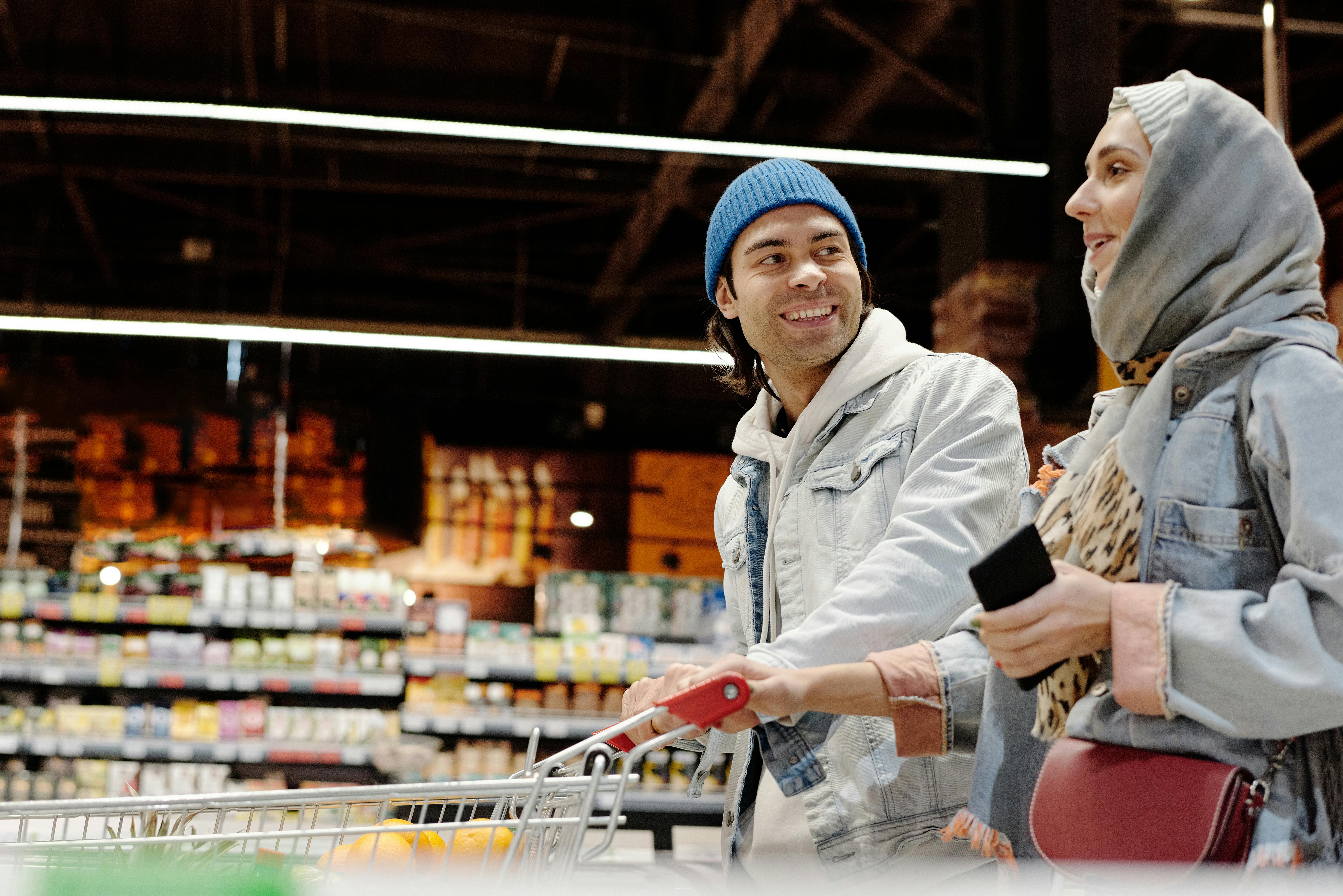 couple with a shopping cart buying groceries