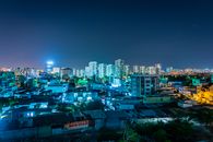 胡志明市充满活力的夜间天际线，展现了城市住宅和商业建筑的景象