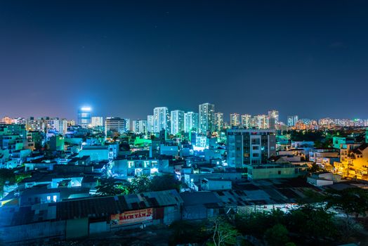 胡志明市充满活力的夜间天际线，展现了城市住宅和商业建筑的景象