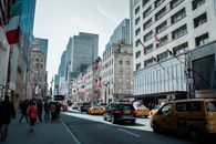 纽约市第五大道上，标志性的黄色出租车、摩天大楼和热闹的步行活动随处可见，一片繁忙景象