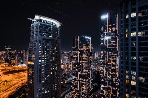 無料 夜間の高層ビル 写真素材