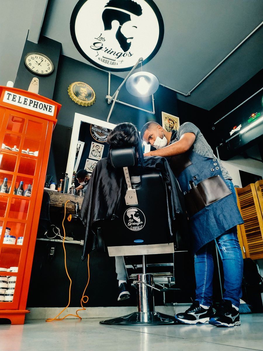 Corte de cabelo em barbearia no Brasil