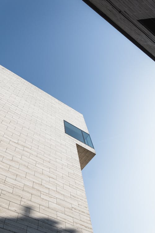 Gratis stockfoto met architectuur, betonnen gebouw, blauwe lucht